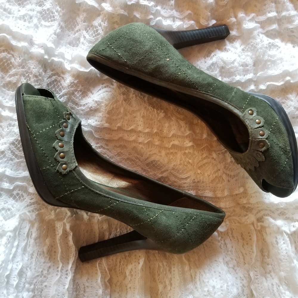 BCBG green suede peep toe pumps